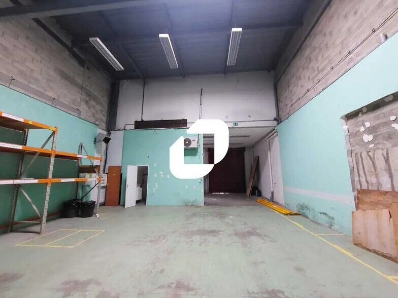 Local d’activités dans Élancourt à louer - Photo de l’immeuble – Image 2 sur 10