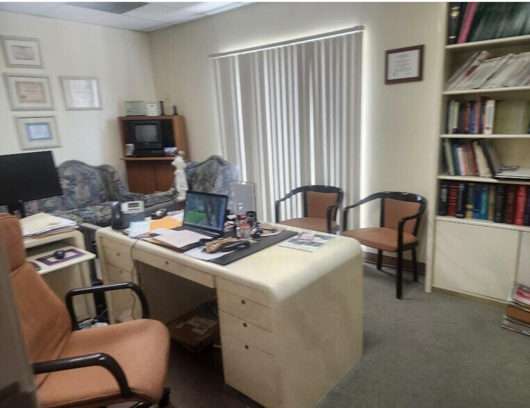 8500 Florence Ave, Downey, CA à louer - Photo de l’immeuble – Image 3 sur 5