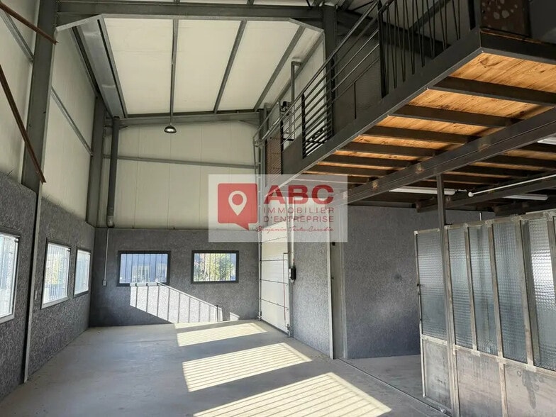 Local d’activités dans Saint-André à louer - Photo de l’immeuble – Image 1 sur 7