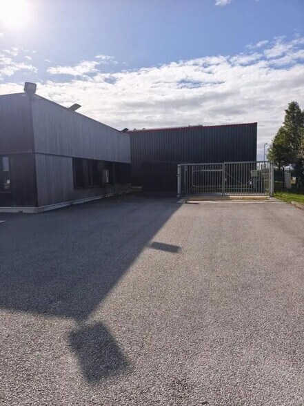 Local d'activités dans LE THUIT DE L'OISON à vendre - Photo de l’immeuble – Image 2 sur 9