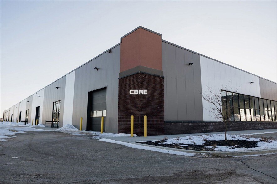 220 Newmarket Blvd, Winnipeg, MB à louer - Photo de l’immeuble – Image 1 sur 2