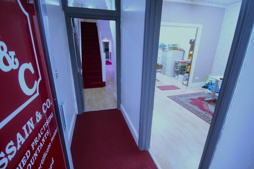329 High Street North, Londres à vendre - Photo de l’immeuble – Image 3 sur 33