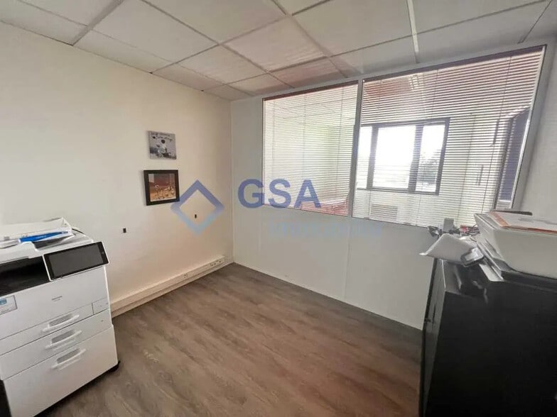 Bureau dans Évry-Courcouronnes à louer - Photo de l’immeuble – Image 3 sur 7