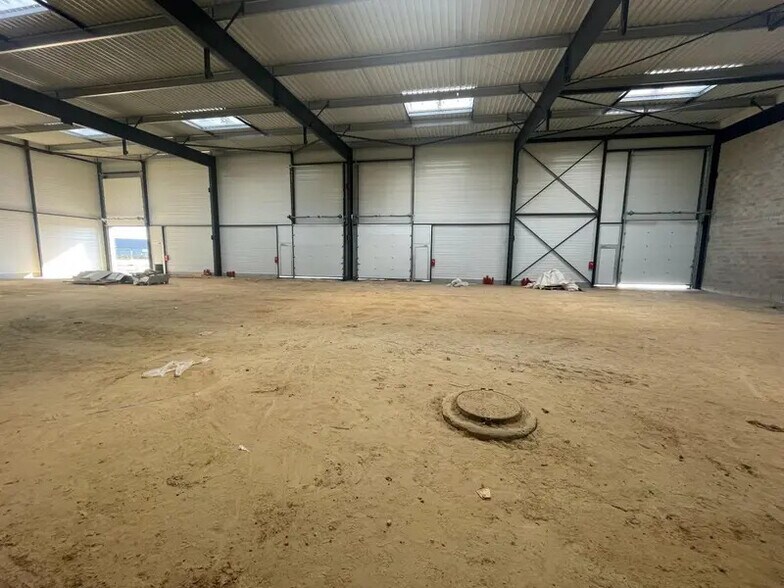 Local d'activités dans Marines à vendre - Photo de l’immeuble – Image 1 sur 8
