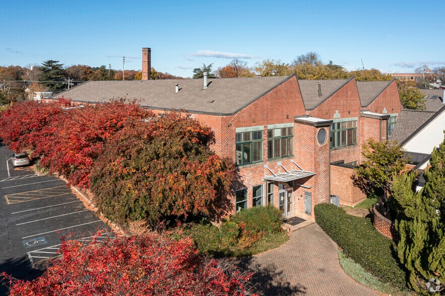 701 Kenmore Ave, Fredericksburg, VA à louer - Photo de l’immeuble – Image 3 sur 13