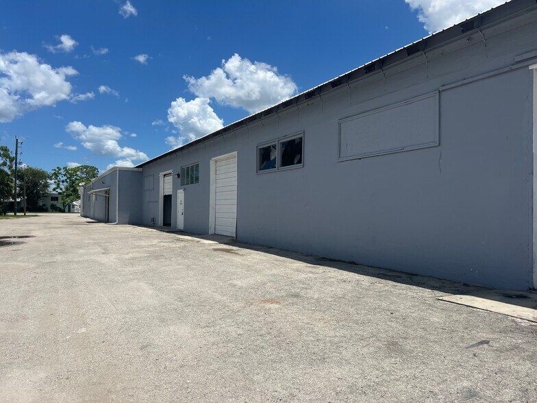 504 Center Rd, Fort Myers, FL à louer - Photo de l’immeuble – Image 2 sur 2