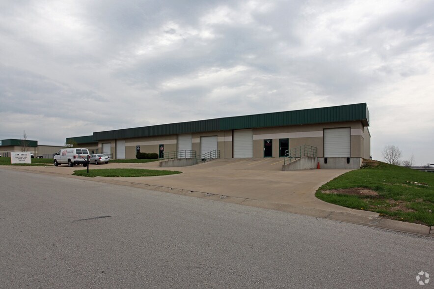 1117 Valley Ridge Ct, Grain Valley, MO à louer - Photo principale – Image 1 sur 17