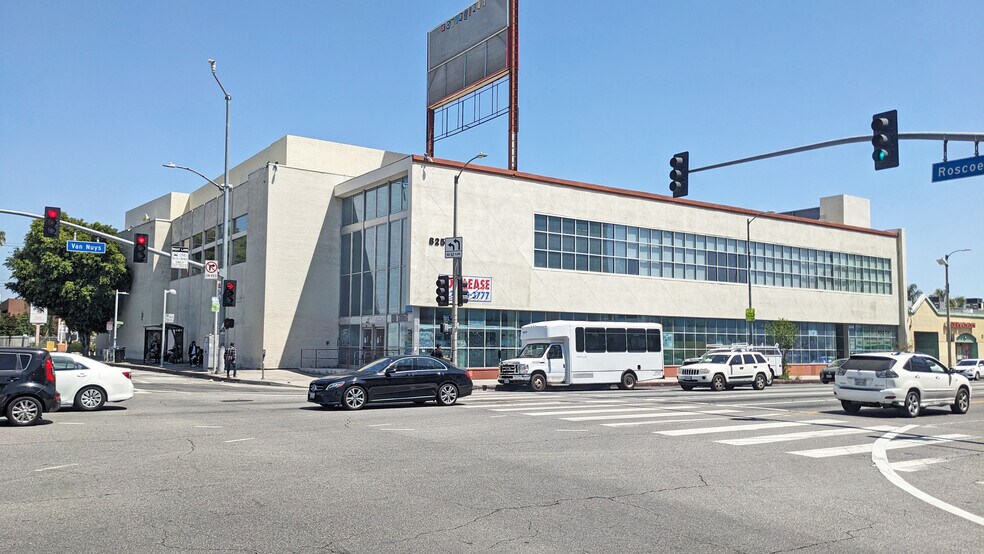 8200-8252 Van Nuys Blvd, Panorama City, CA à louer - Photo de l’immeuble – Image 2 sur 5