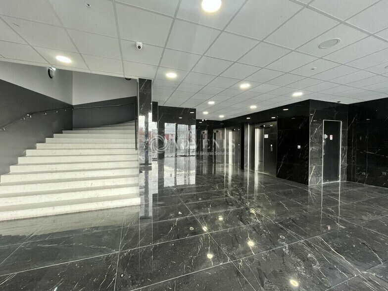 Bureau dans Villeneuve-la-Garenne à louer - Hall d’entrée – Image 2 sur 9