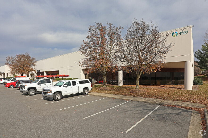 4500 Green Point Dr, Greensboro, NC à louer - Photo principale – Image 2 sur 29