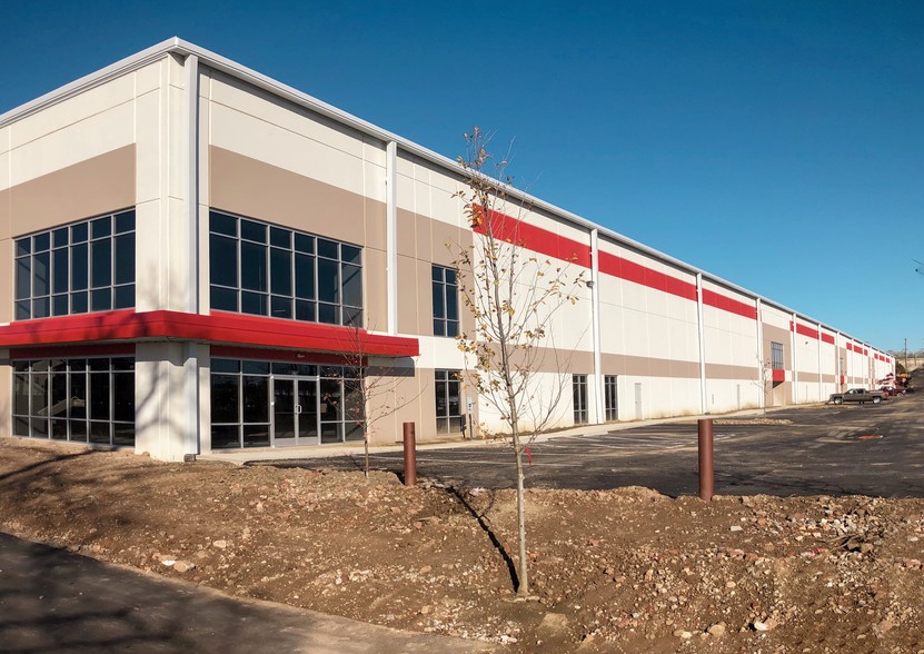890 Claycraft Rd, Gahanna, OH à louer - Photo de l’immeuble – Image 1 sur 4
