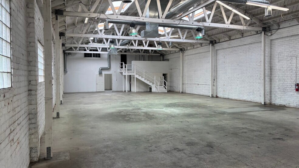 4831 W Jefferson Blvd, Los Angeles, CA à louer - Photo de l’immeuble – Image 3 sur 6
