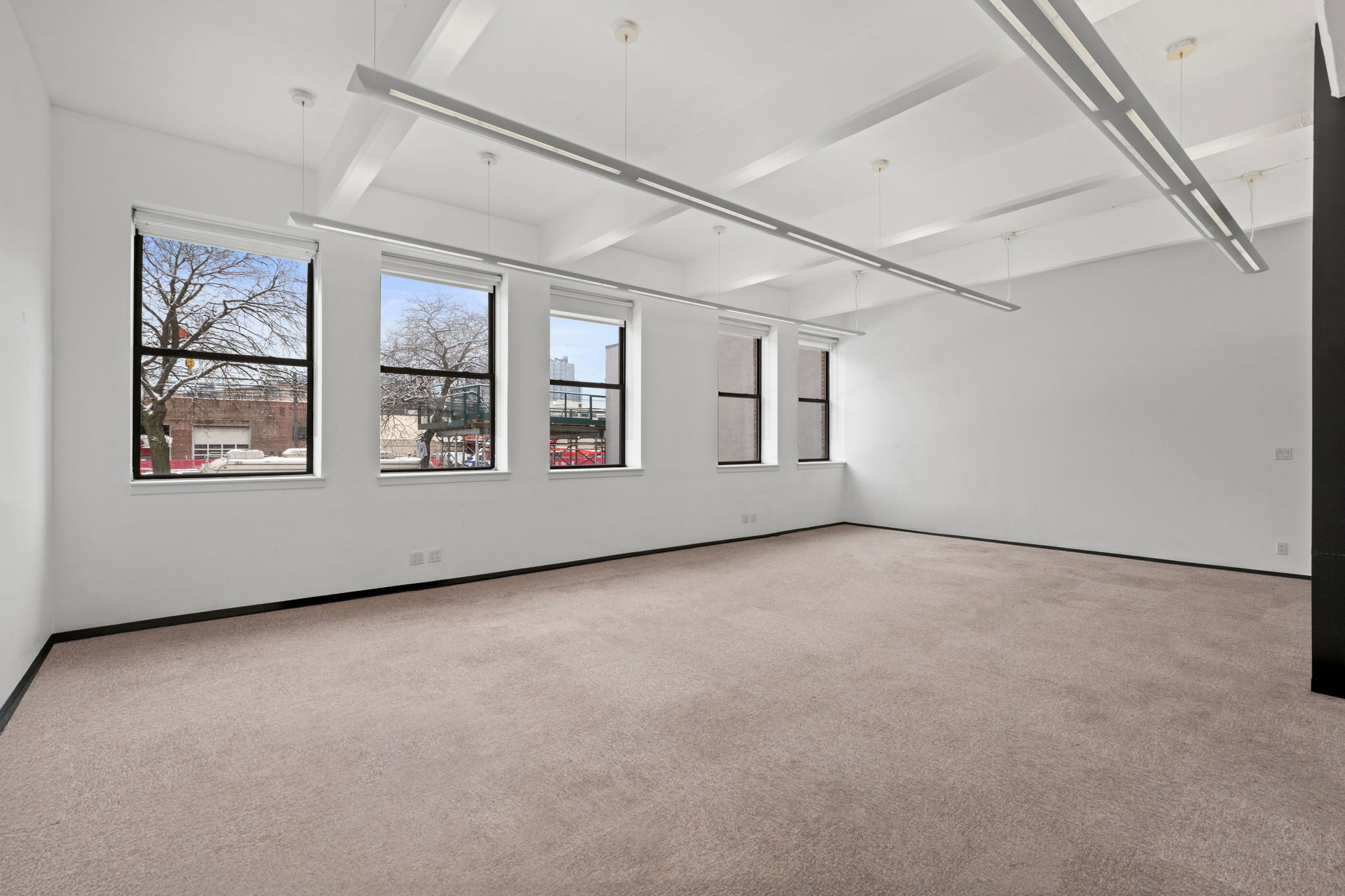 11-17 43rd Ave, Long Island City, NY à louer Photo de l’immeuble– Image 1 sur 23
