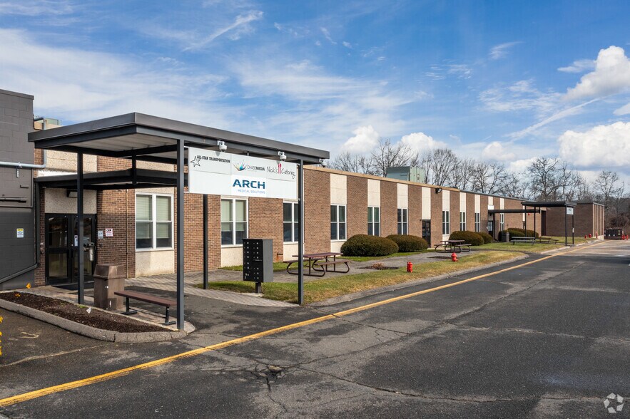 31 Pecks Ln, Newtown, CT à louer - Photo de l’immeuble – Image 2 sur 5