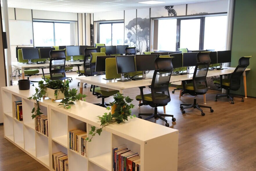 Bureau dans Gazeran à vendre - Photo de l’immeuble – Image 3 sur 5