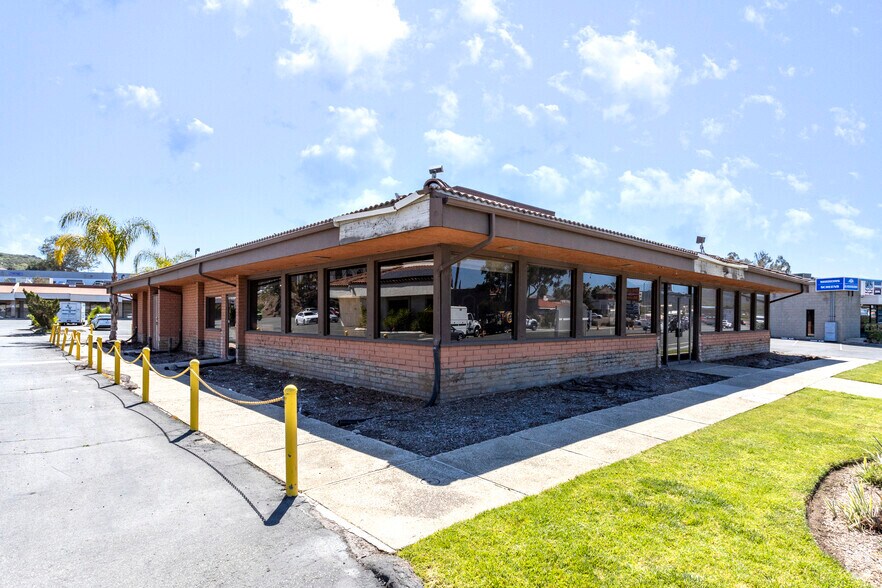 10757 Woodside Ave, Santee, CA à louer - Photo de l’immeuble – Image 3 sur 4