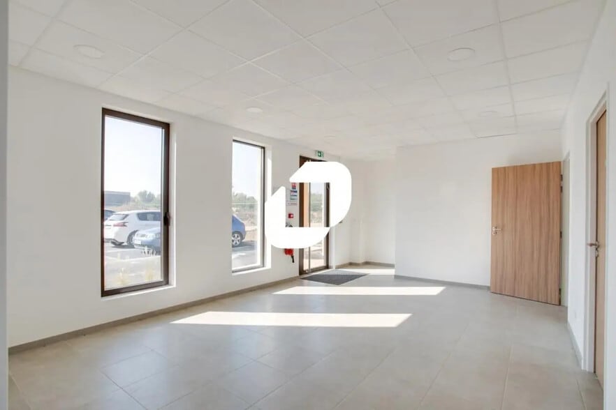 8-10 Rue De Lamirault, Collégien à louer - Photo de l’immeuble – Image 3 sur 13