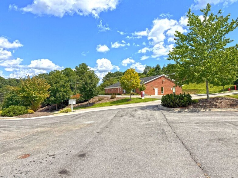 829 Davis St, Blacksburg, VA à vendre - Photo de l’immeuble – Image 1 sur 36