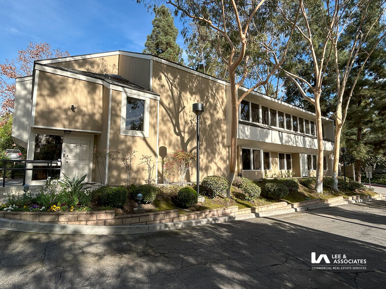 979 S Village Oaks Dr, Covina, CA à louer - Photo de l’immeuble – Image 2 sur 7