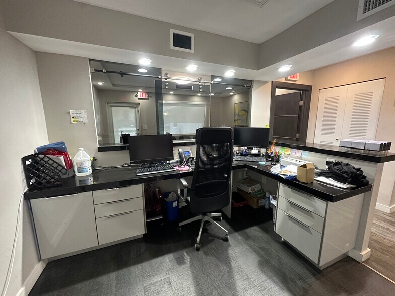 2482 SW 27th Ter, Miami, FL à vendre - Photo intérieure – Image 3 sur 8