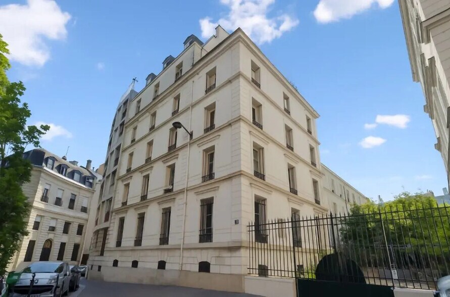 11 Rue Chateaubriand, Paris à louer - Photo de l’immeuble – Image 1 sur 6