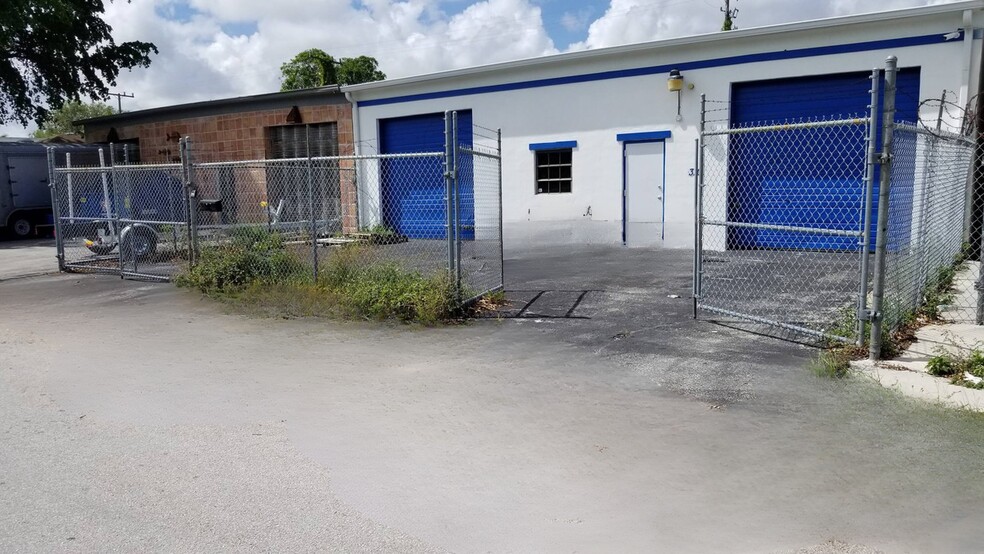 310 SW 4th Ct, Dania, FL à vendre - Photo de l’immeuble – Image 2 sur 21