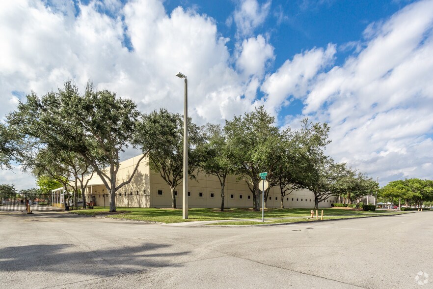 17100 NW 59th Ave, Hialeah, FL à louer - Photo principale – Image 3 sur 14