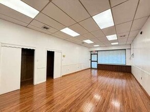 6938 Myrtle Ave, Glendale, NY à louer Photo intérieure– Image 2 sur 20