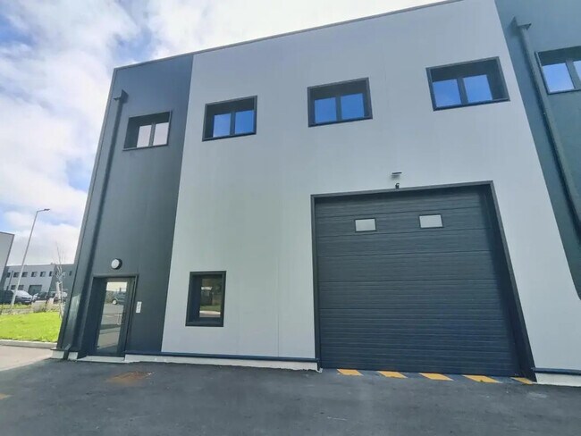 Plus de détails pour 46 Rue Des Osiers, Coignières - Bureau, Local d'activités à louer