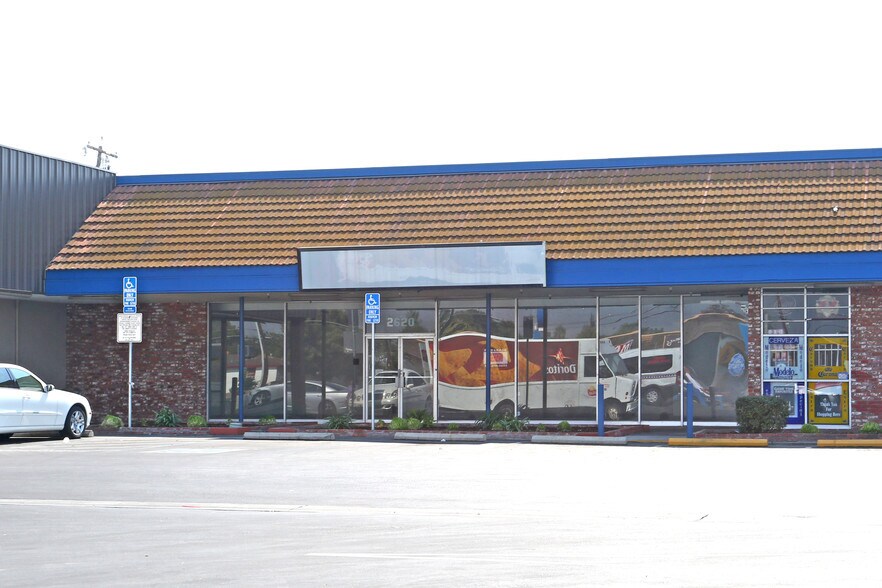 2602-2626 Ashlan St, Fresno, CA à louer - Photo de l’immeuble – Image 2 sur 5