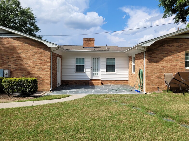 211 Main St, Pineville, NC à vendre - Photo de l’immeuble – Image 3 sur 10
