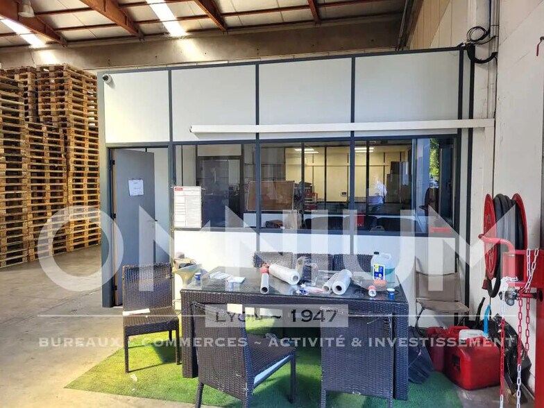 Bureau dans Saint-Priest à louer - Photo de l’immeuble – Image 2 sur 3