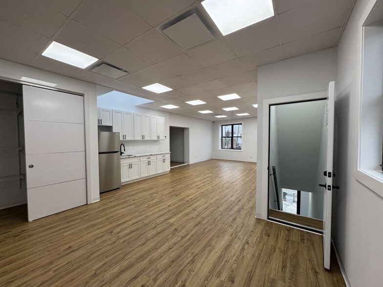 7102 Myrtle Ave, Ridgewood, NY à louer - Photo intérieure – Image 3 sur 9