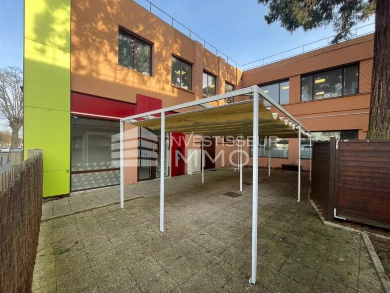 Local commercial dans Avon à louer - Photo de l’immeuble – Image 3 sur 9