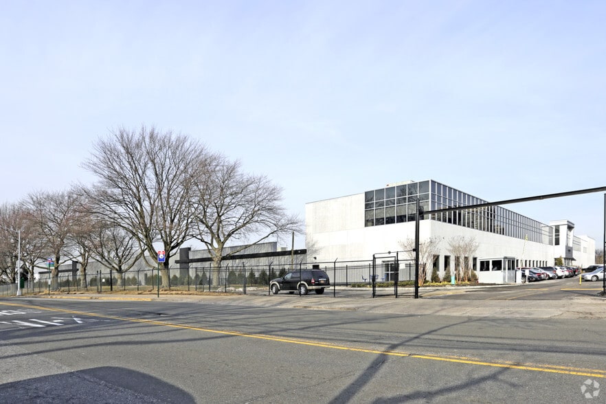 6015 Little Neck Pky, Little Neck, NY à louer - Photo principale – Image 1 sur 4