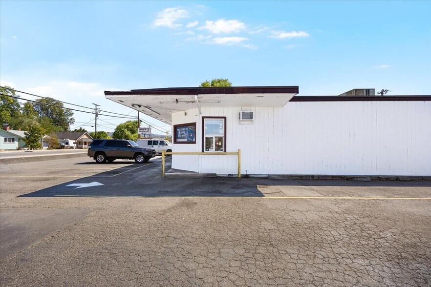 4432 Carnes Rd, Roseburg, OR à vendre - Photo de l’immeuble – Image 2 sur 18