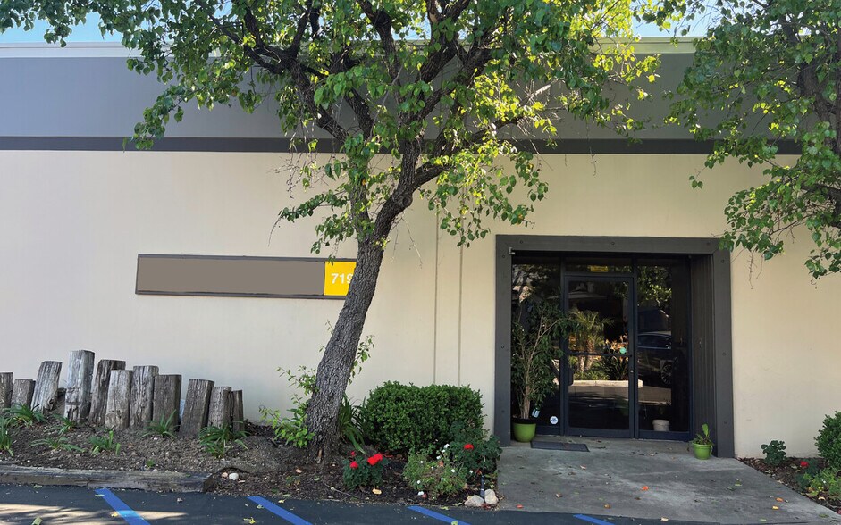 715 W Woodbury Rd, Altadena, CA à louer - Photo de l’immeuble – Image 2 sur 7