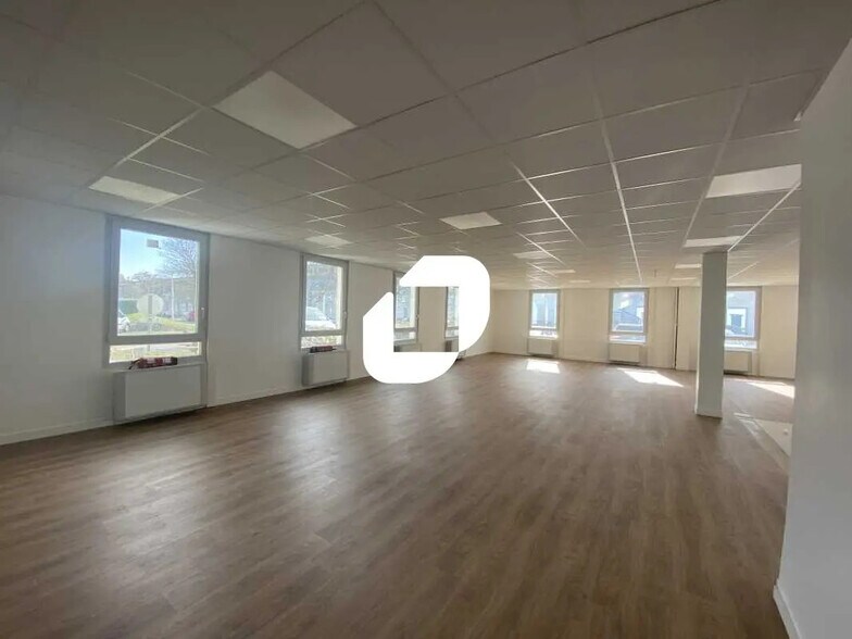Bureau dans Bron à louer - Photo de l’immeuble – Image 2 sur 5