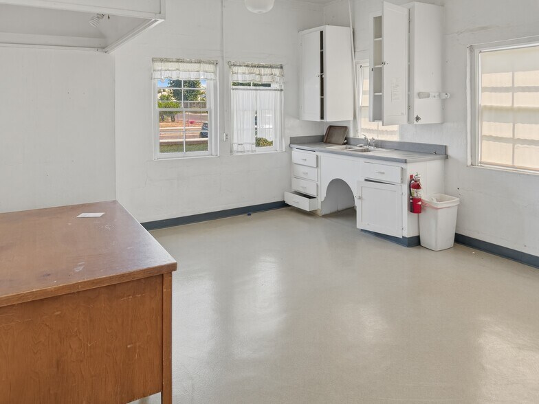 135 E Harrison Ave, Porterville, CA à louer - Photo de l’immeuble – Image 3 sur 8