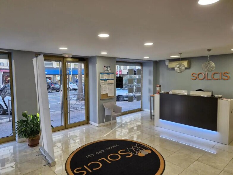 Local commercial dans Cagnes-sur-Mer à louer - Photo de l’immeuble – Image 3 sur 9