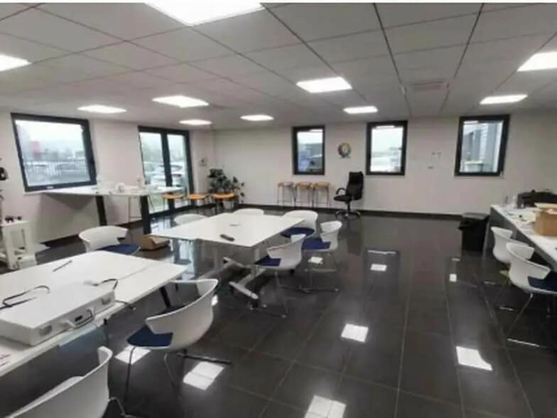 Local d'activités dans Château-Gaillard à vendre - Photo intérieure – Image 3 sur 3