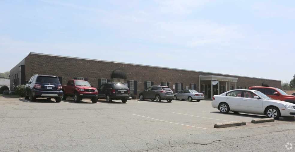 6350 Cephis Dr, Clemmons, NC à louer - Photo principale – Image 1 sur 36