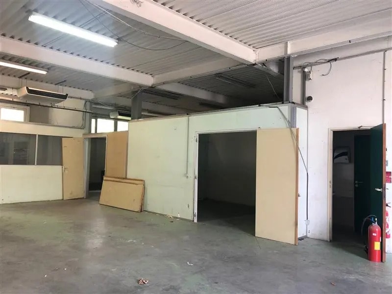 Local d’activités dans Voisins-le-Bretonneux à louer Photo intérieure– Image 1 sur 3