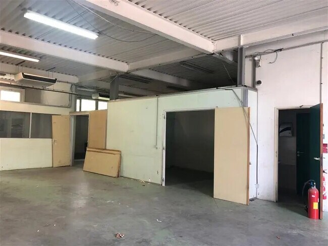 Plus de détails pour Local d'activités à louer