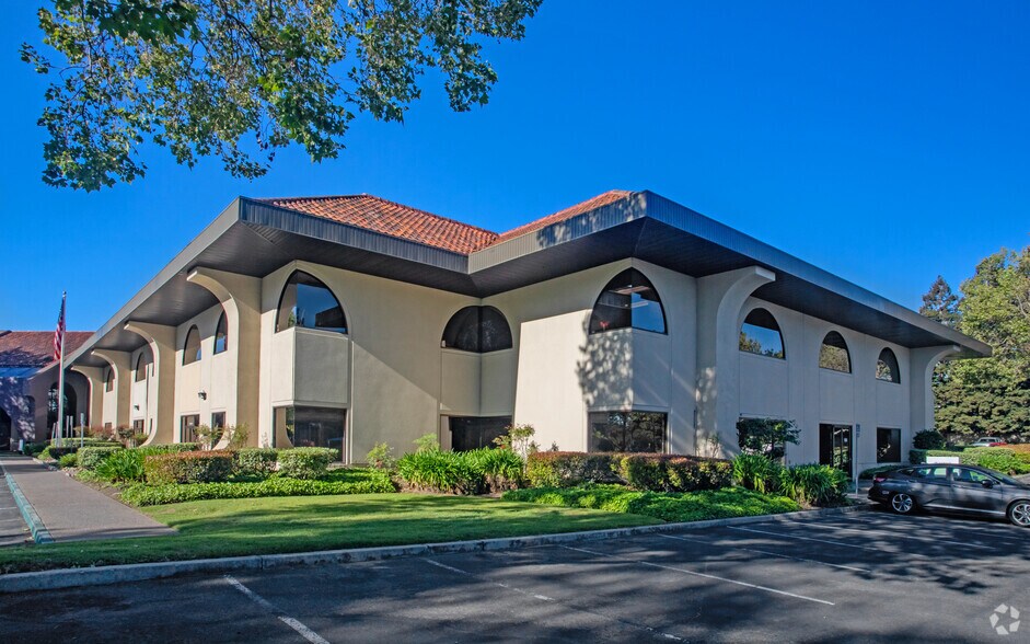 1601 S De Anza Blvd, Cupertino, CA à louer - Photo de l’immeuble – Image 3 sur 3