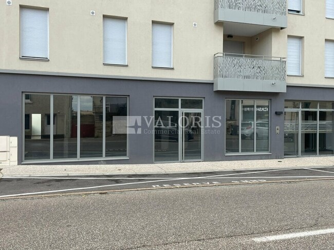 Plus de détails pour 41 Avenue Charles De Gaulle, Saint-Bonnet-de-Mure - Local commercial à vendre
