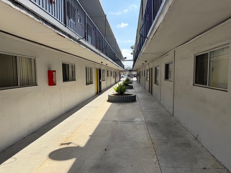 1075 W 39th St, Los Angeles, CA à vendre - Photo de l’immeuble – Image 3 sur 13