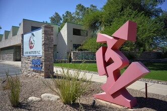 6252 E Grant Rd, Tucson, AZ à louer Photo de l’immeuble– Image 2 sur 13