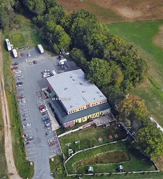 10 S Maple St, Hadley, MA à louer - Photo de l’immeuble – Image 3 sur 14
