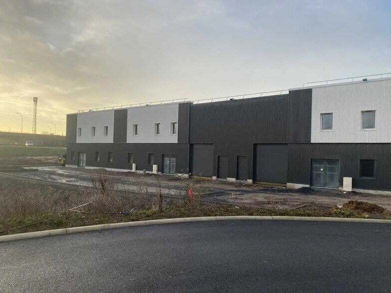 Local d'activités dans Cormelles-le-Royal à vendre - Photo de l’immeuble – Image 2 sur 7